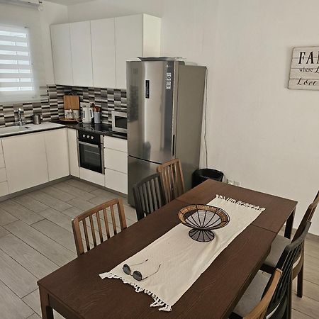 Zom Holiday Apartment Paphos Esterno foto