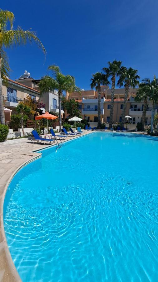 Zom Holiday Apartment Paphos Esterno foto